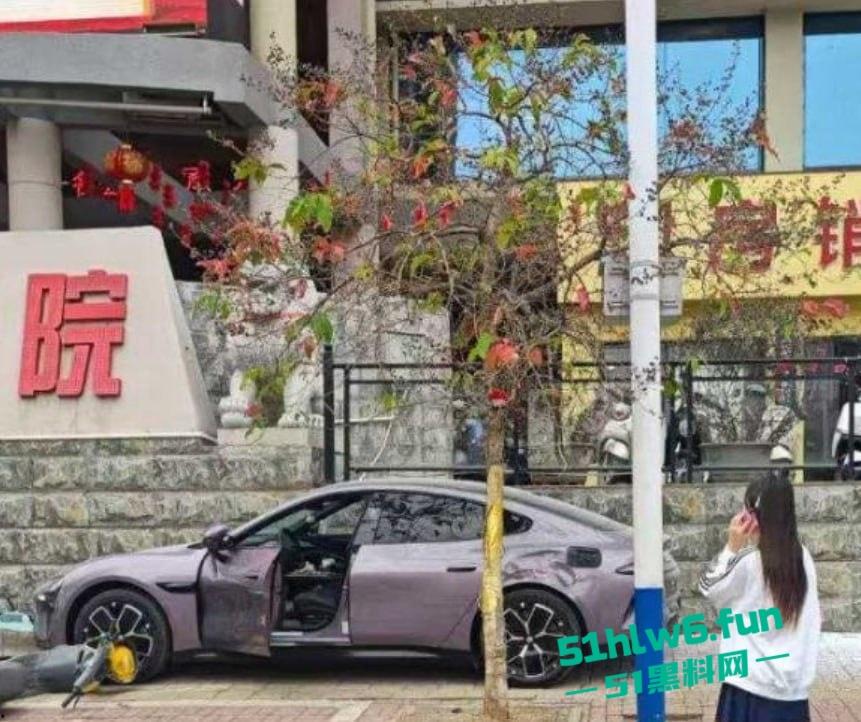 上一秒还在炫耀的“小仙女”下一秒开着小米汽车撞得稀烂现场视频曝光！-5