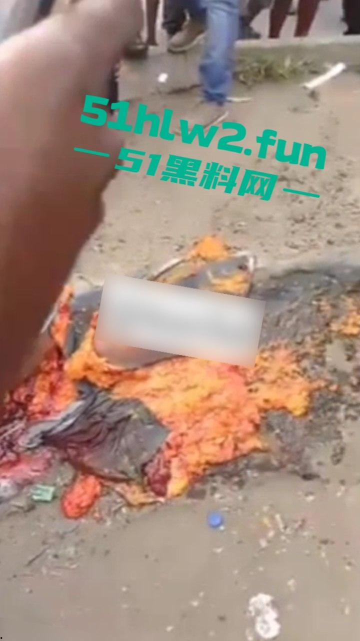 【血腥恐怖】尼日利亚重大车祸一妇女坐在货车前休息，由于视线盲区司机并未发现 将其碾压成两截。-2