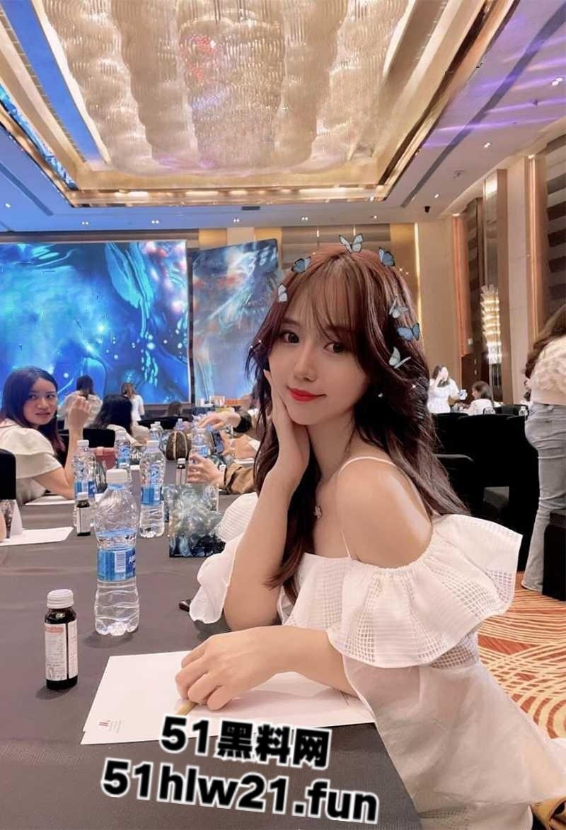 顺德农行职员【陈雪莹】乱交视频流出，清纯御姐独爱3P群交被两男前后顶操，叫声酥麻诱人。-8