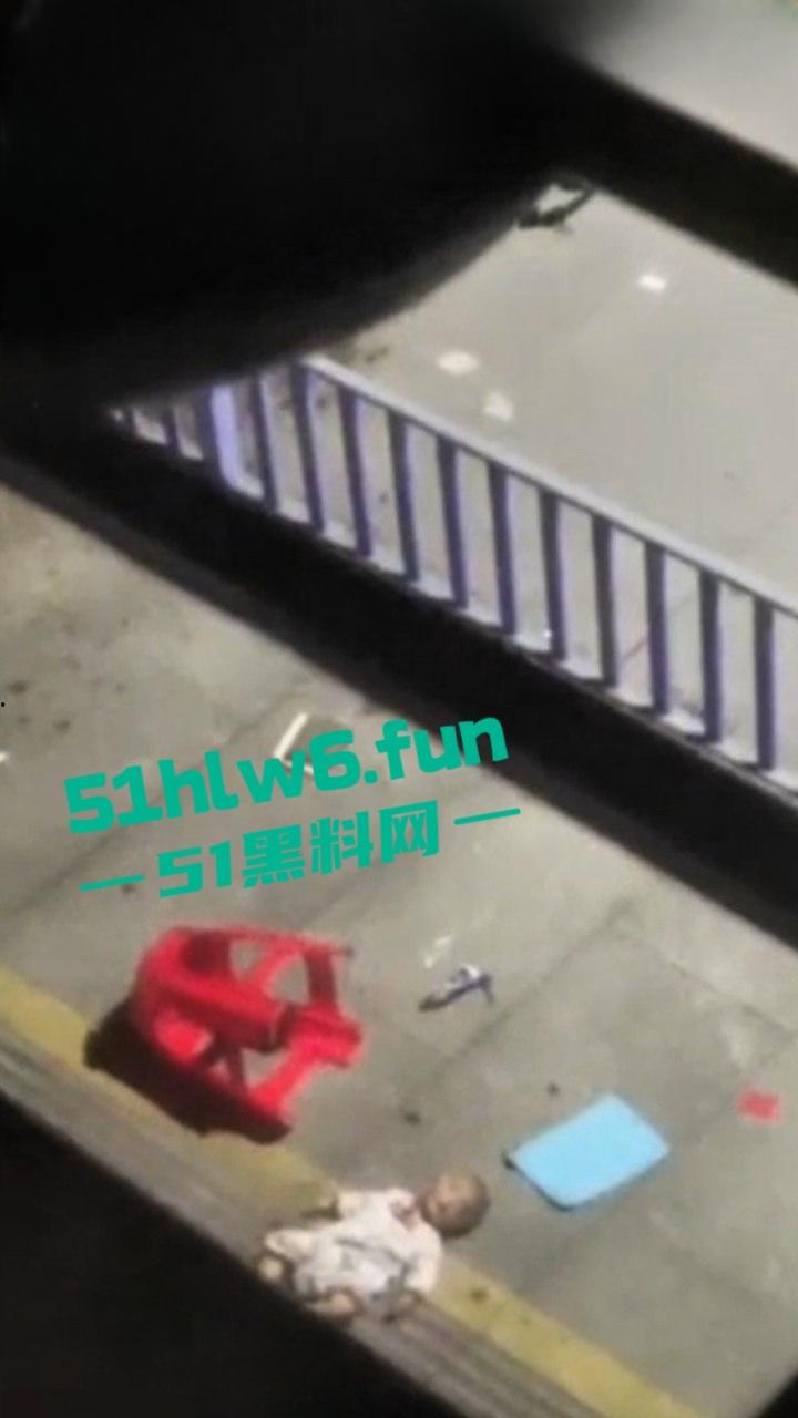 夫妻吵架奶妈愤怒将孩子从五楼仍下去,据传是有产后抑郁症,目前已经被帽子叔叔带走。-7