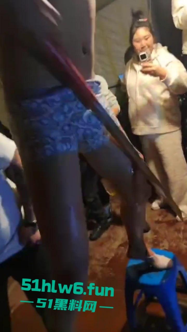 辽宁营口大石桥低俗表演现场实拍，各种钢针穿刺，铁链穿肉拉伸玩的真够变态的啊。-6