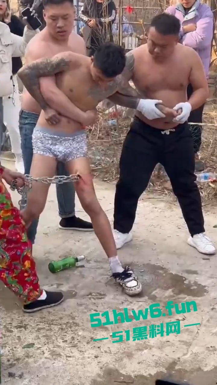 辽宁营口大石桥低俗表演现场实拍，各种钢针穿刺，铁链穿肉拉伸玩的真够变态的啊。-7