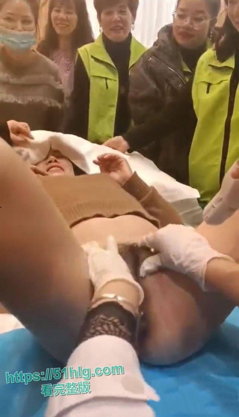 成人培训视频曝光席卷全网！白衣女讲师亲授私密保养技巧，年轻学员现身说法高潮连连，尺度惊人-1