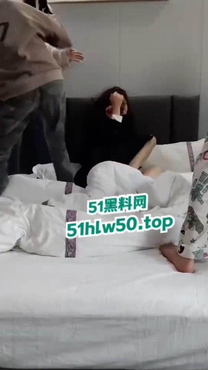 河南许昌貌美学生妹因颜值，招人忌妒被精神小妹群殴泄愤，霸凌实拍视频传出！-8