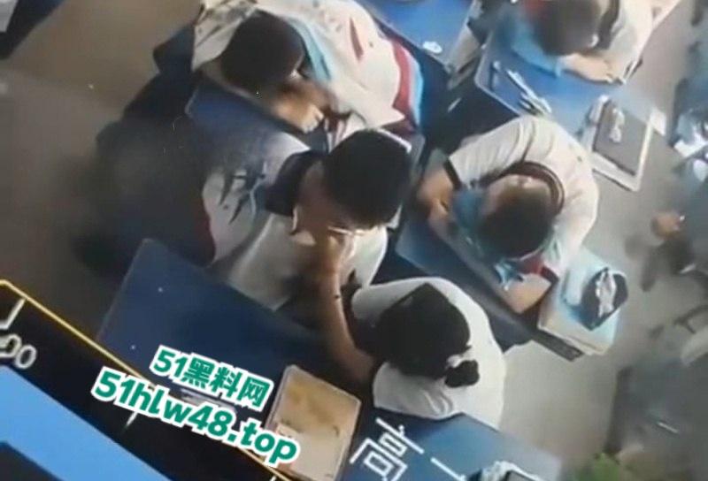 广州市第七中学【胡梦玲】上课主动给同桌手淫,监控下记录被曝光,小年轻又骚又胆大完全控制不了。-6