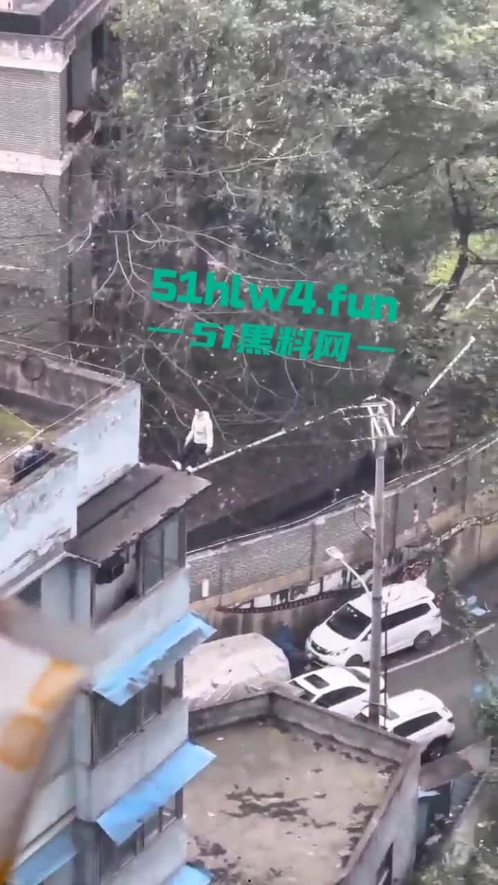 山西一男子轻生现场,救援队赶到男子奋不顾身跳楼自杀,据悉是离婚导致的精神崩溃。-3