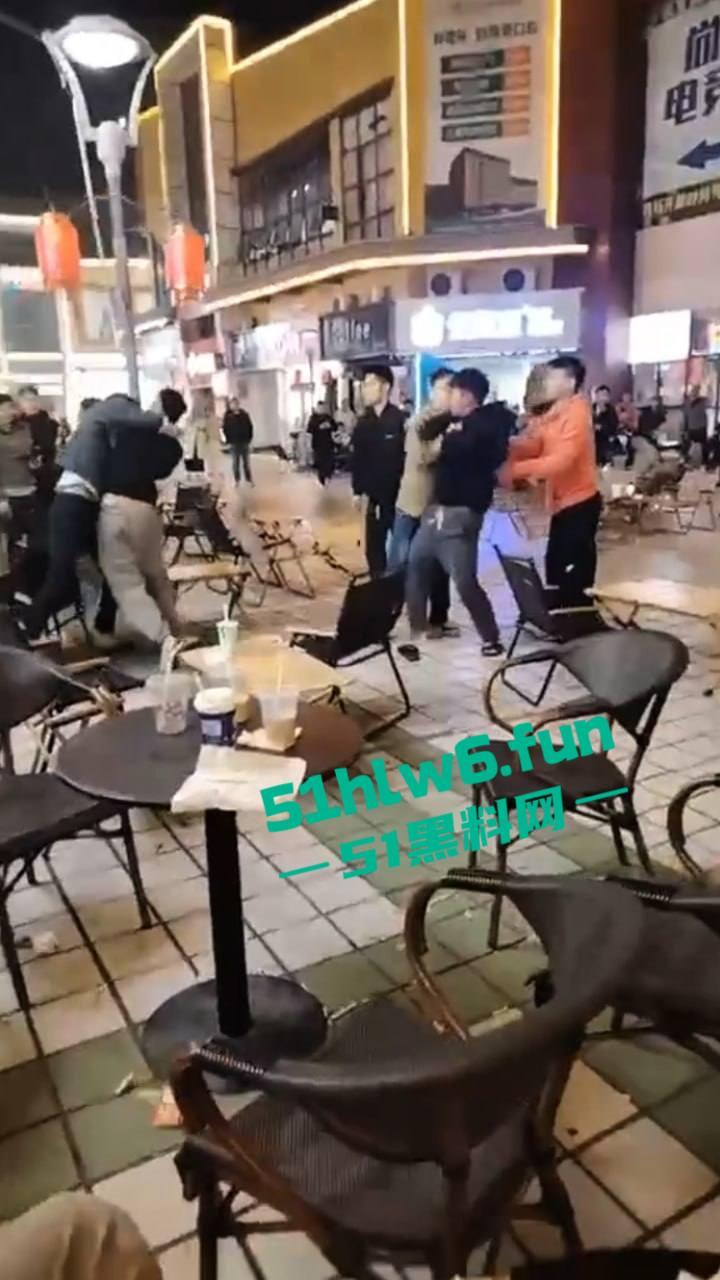 浙江义乌尚尚电竞酒店旁奶茶店门外发生乱斗，一男子见色起义撩骚美女被其男友发现带朋友群殴暴揍。-3