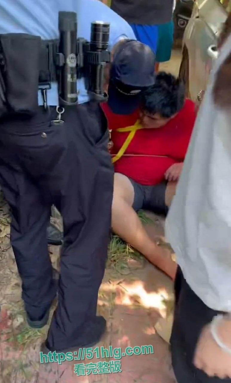 七旬老太路边险遭肥宅男强奸 行凶时被路人发现当场制服 变态行径引发公愤 现场视频独家曝光-3