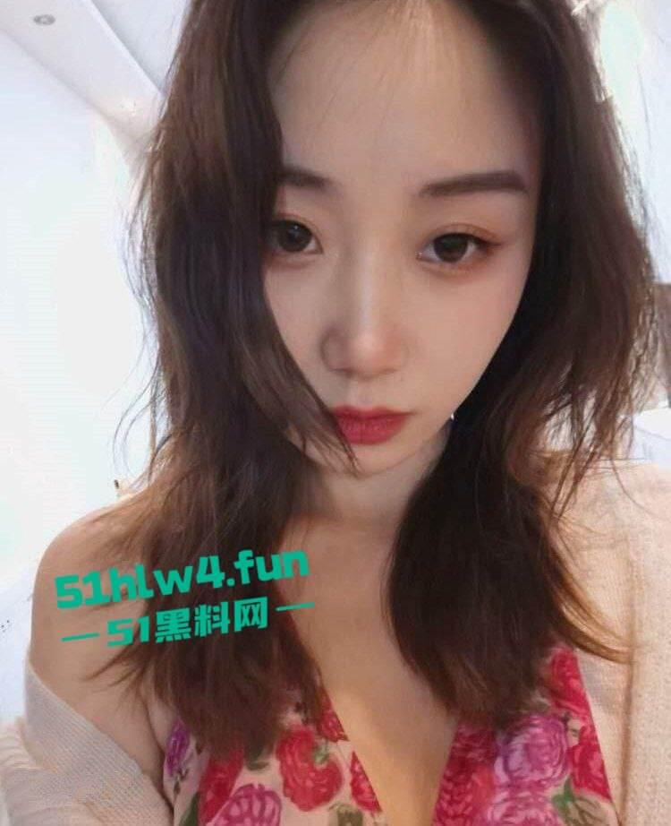 顶级身材御姐人妻【王诗玉】万达轻奢专柜柜姐，身材高挑巨乳翘臀背着老公约炮被发现果断将骚逼曝光。-4