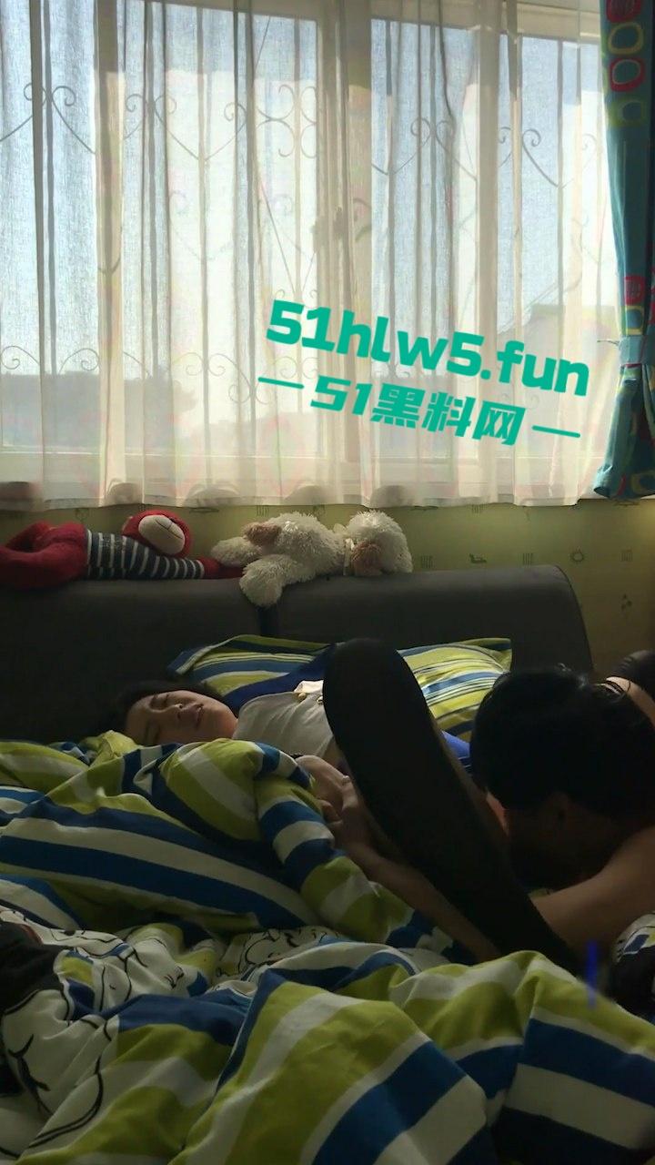 伦乱系列之兄妹,哥哥把魔爪伸向亲妹妹,诱惑妹妹穿情趣制服舔肉棒,奖励最新款手机。-5