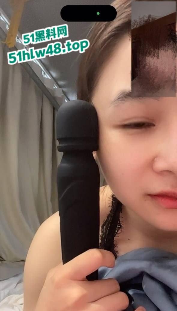 湖南极品少妇【吴侨雯】绿帽老公常年在外，淫妻在家与网友裸聊自慰，没结婚之前就是个骚母狗！-6