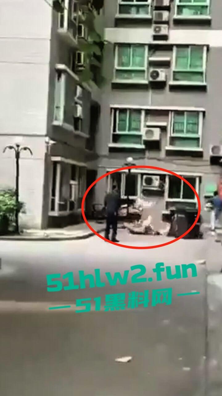 男子偷情约炮翻车现场，骚逼老公突然回家只能全裸逃出窗外，从4楼跌落重伤这偷情代价有点大啊。-5