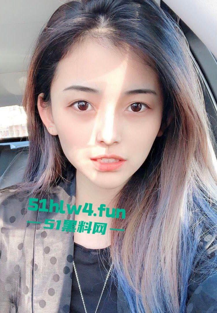 开照相馆的极品老板娘，性感骚妇【刘柳欣】背着老公和摄影师私通，拍私房裸照拍完后激情操逼。-1