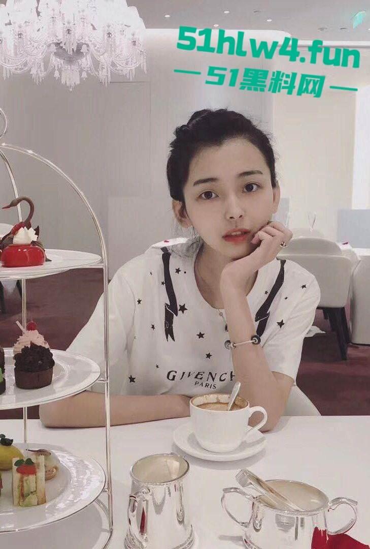 开照相馆的极品老板娘，性感骚妇【刘柳欣】背着老公和摄影师私通，拍私房裸照拍完后激情操逼。-2