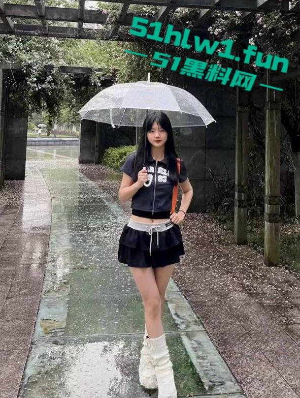 抖音极品舞蹈博主就读于四川艺术职院反差妹【梁柳】全网多个账号被扒，土豪爹重金订制福利流出。-4