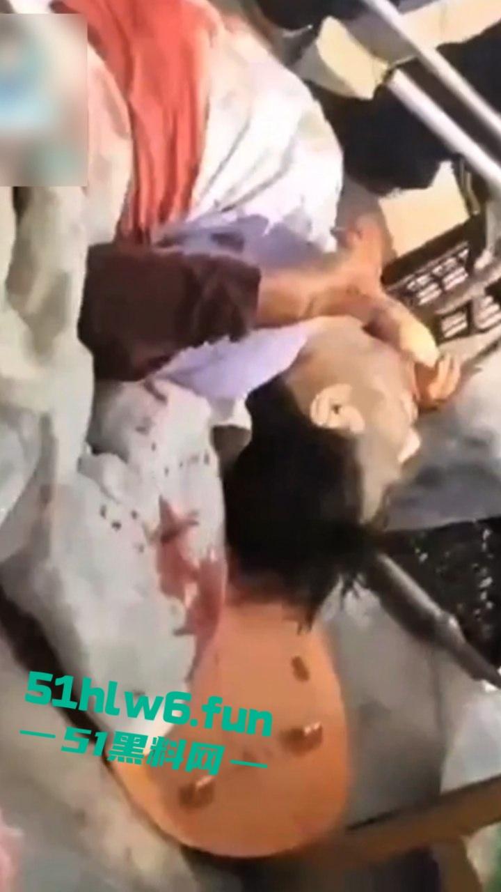 辽宁沈阳发生灭门惨案，在天山路亚明市场为争夺卖菜摊位产生冲突，男子拿猪肉刀当街杀害一家三口。-6