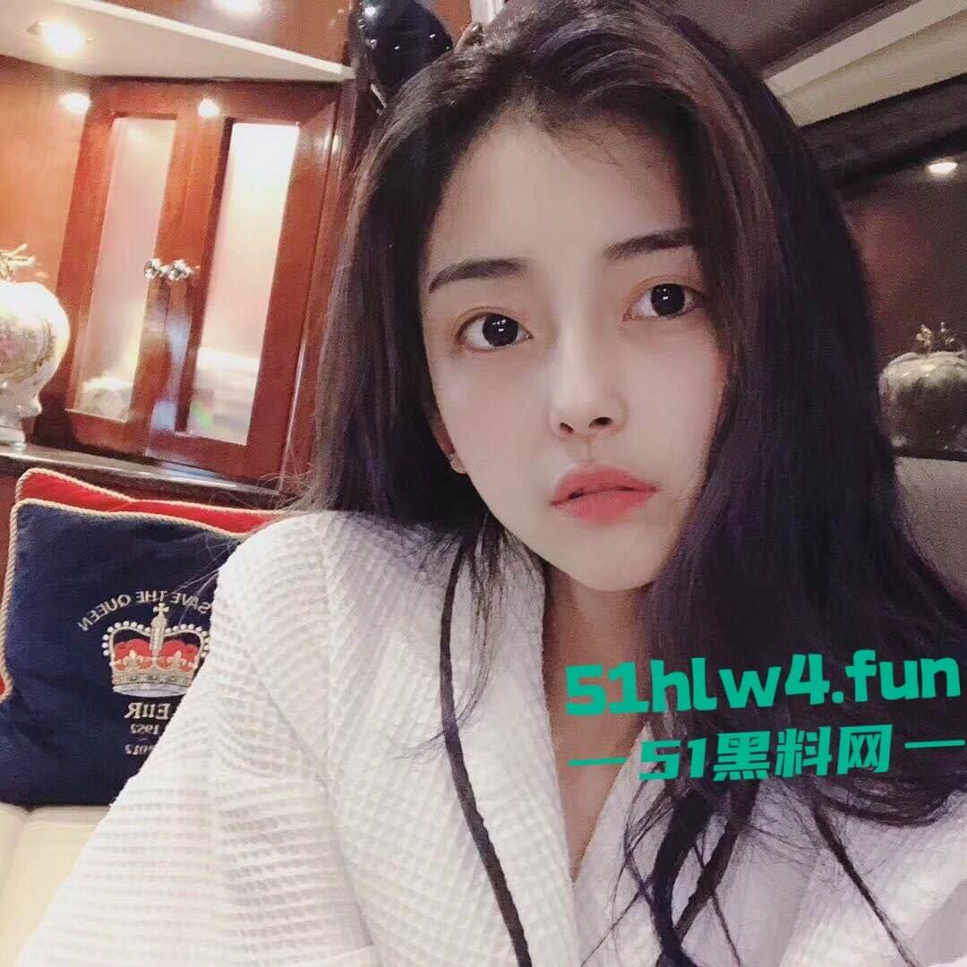 开照相馆的极品老板娘，性感骚妇【刘柳欣】背着老公和摄影师私通，拍私房裸照拍完后激情操逼。-11